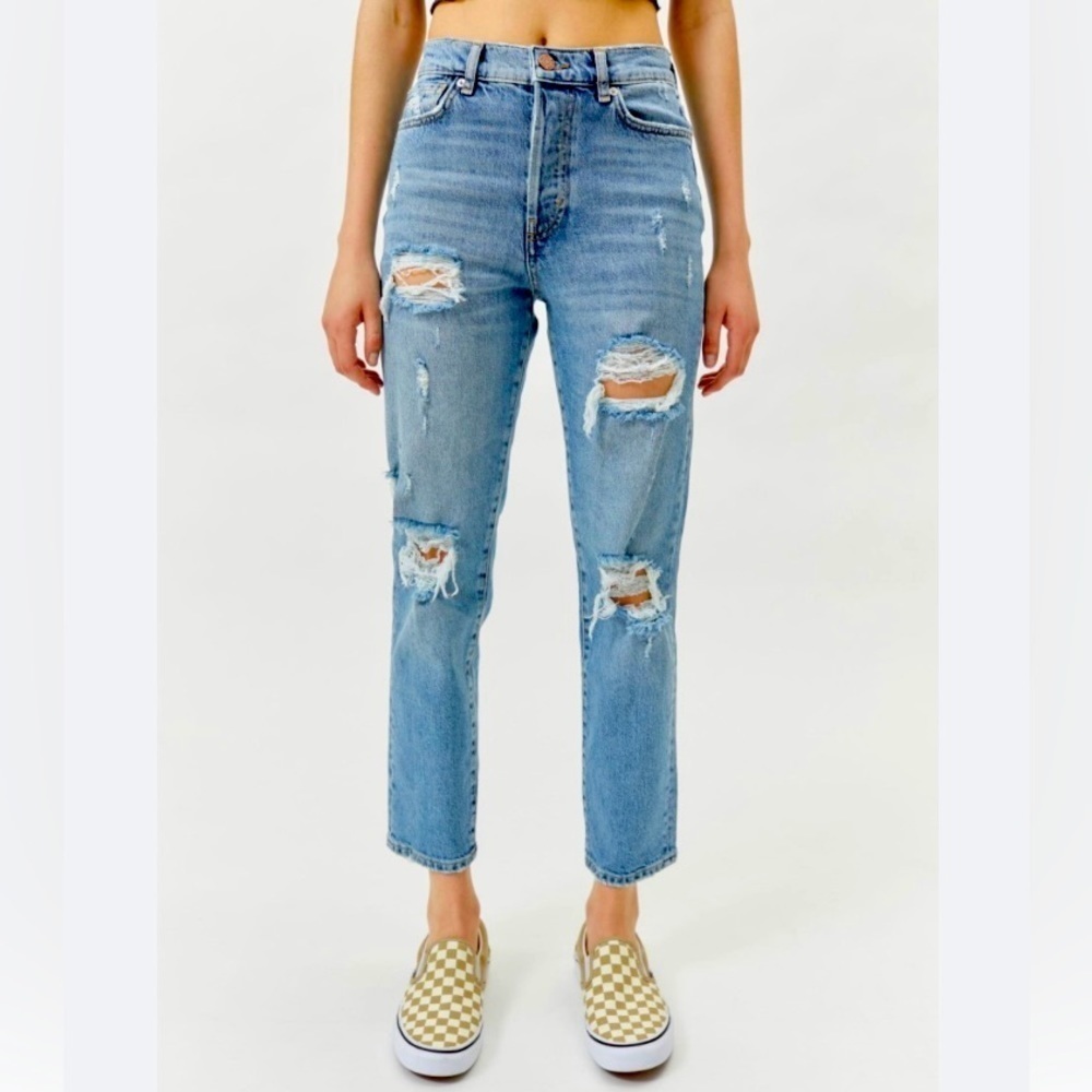 BDG Comfort Stretch Slim Straight Jean - Distressed
Medium Wash sz 24
